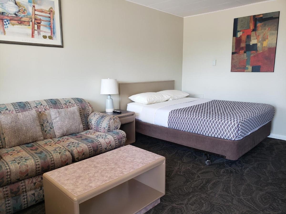 Lamplighter Inn Three Hills Esterno foto