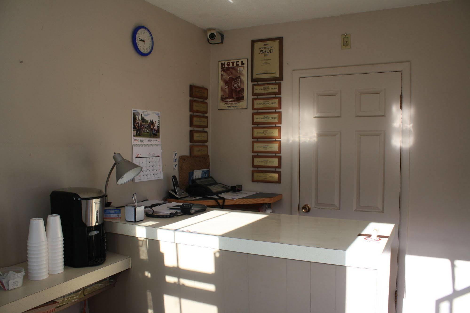Lamplighter Inn Three Hills Esterno foto